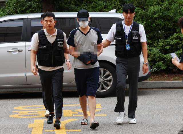 서울 신림역에서 여성 20명을 살해하겠다는 협박성 글을 인터넷에 올린 30대 남성 A씨가 22일 오후 인천 미추홀구 인천지방법원에서 열린 구속 전 피의자 심문(영장실질심사)에 출석하고 있다. 연합뉴스