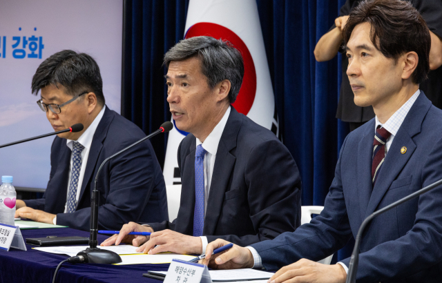 박구연 국무조정실 1차장(가운데)이 18일 오전 서울 종로구 정부서울청사에서 열린 후쿠시마 원전 오염수 방류 관련 일일 브리핑에 참석해 일본 언론이 보도한 한국 측의 