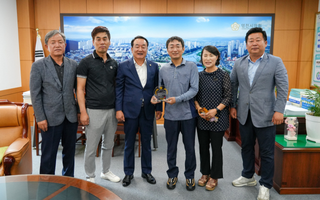 하기태(왼쪽 3번째) 영천시의회 의장과 정광순(오른쪽 3번째) 집배원 등이 기념촬영을 하고 있다. 영천시의회 제공