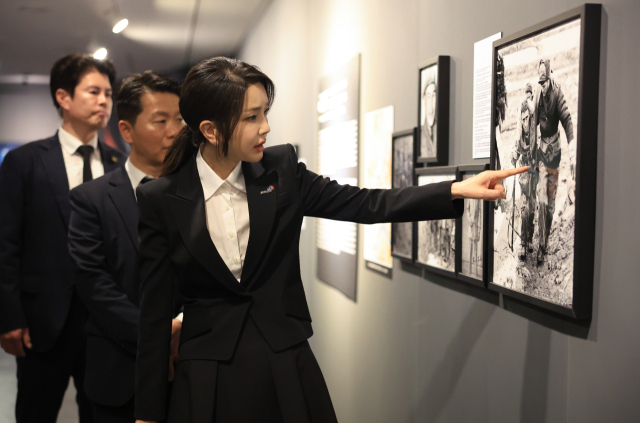 6·25 정전협정 70주년을 맞아 윤석열 대통령과 함께 부산을 찾은 김건희 여사가 지난달 27일 부산 남구 유엔평화기념관에서 캐나다군 참전 특별전을 관람하고 있다. 연합뉴스