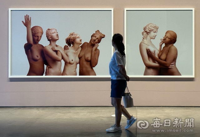 22일 오후 대구미술관을 찾은 관람객이 작품을 감상하고 있다. 폭염과 알뜰 피서 영향으로 7월부터 이번 달 중순까지 대구미술관을 다녀간 관람객 수는 40만 명을 넘어선 것으로 나타났다. 우태욱 기자 woo@imaeil.com