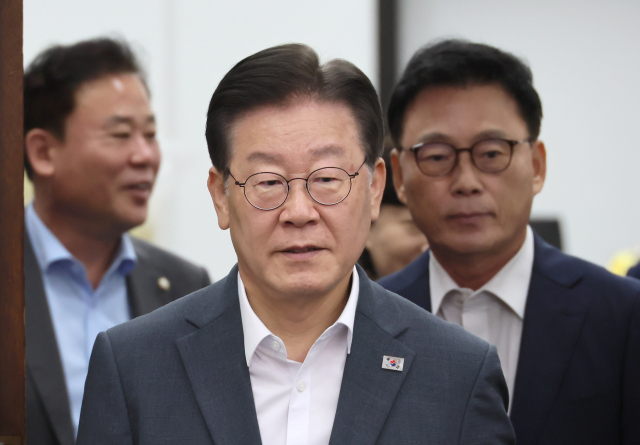더불어민주당 이재명 대표와 박광온 원내대표가 21일 국회에서 열린 최고위원회의에 참석하고 있다. 연합뉴스