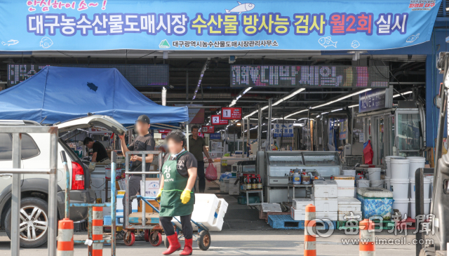 일본 정부가 후쿠시마 오염수를 24일부터 방류하기로 발표한 22일 대구 북구 매천수상시장이 방문하는 손님들의 발길이 끊겨 한산한 모습을 보이고 있다. 안성완 기자 asw0727@imaeil.com