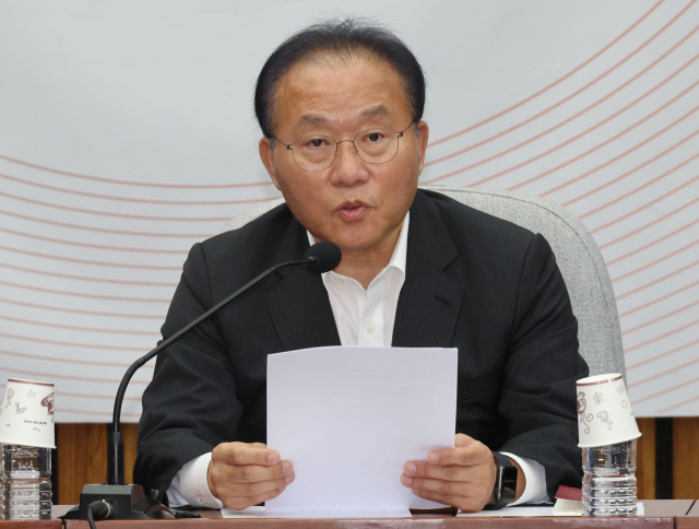 국민의힘 윤재옥 원내대표가 22일 국회에서 원내대책회의를 하고 있다. 연합뉴스