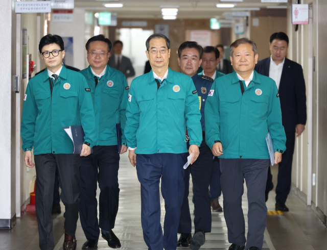 한덕수 국무총리와 이상민 행정안전부 장관, 한동훈 법무부 장관, 조규홍 보건복지부 장관, 윤희근 경찰청장이 23일 오전 이상 동기 범죄 재발 방지를 위한 담화문 발표를 위해 서울 종로구 정부서울청사 회견장으로 입장하고 있다. 연합뉴스