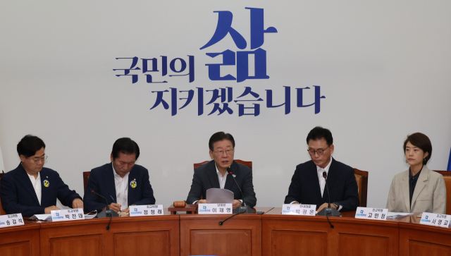 이재명 더불어민주당 대표가 23일 국회 당 사무실에서 최고위원회의를 주재하고 있다. 연합뉴스