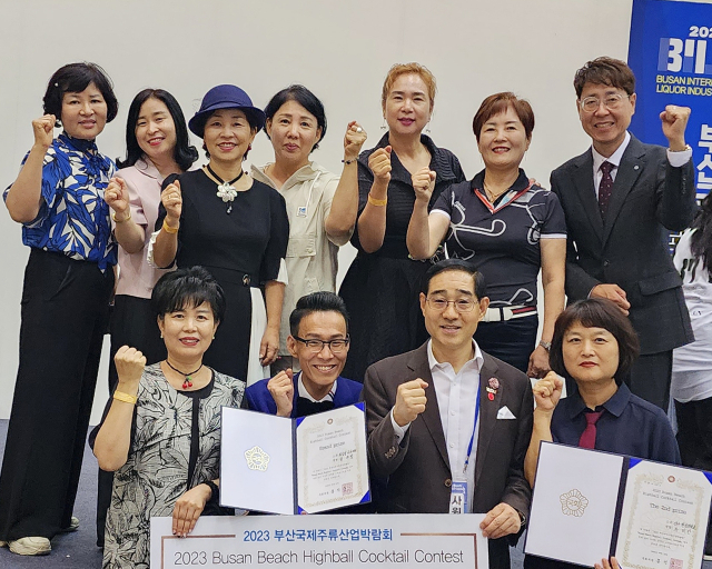 수상 후 기념촬영하는 대구한의대 메디푸드HMR산업학과 학생들. 대구한의대 제공