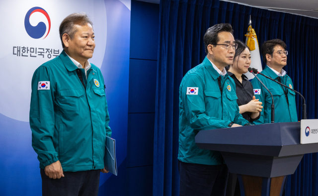 정황근 농림축산식품부 장관(왼쪽 두번째)이 23일 오전 서울 종로구 정부서울청사에서 올여름 호우 피해를 본 농축산 분야 피해 정부 지원 상향 및 확대 방안에 대한 세부 지원 사항에 대해 발표하고 있다. 연합뉴스
