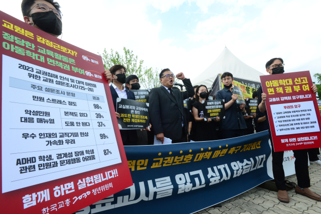 한국교원단체총연합회(교총) 2030청년위원회 소속 청년 교사들이 27일 국회 앞에서 기자회견을 열고 서울 서초구 교사 사망 사건과 관련해 실질적인 교권 회복 대책 마련과 교권 보호 입법을 촉구하고 있다. 연합뉴스