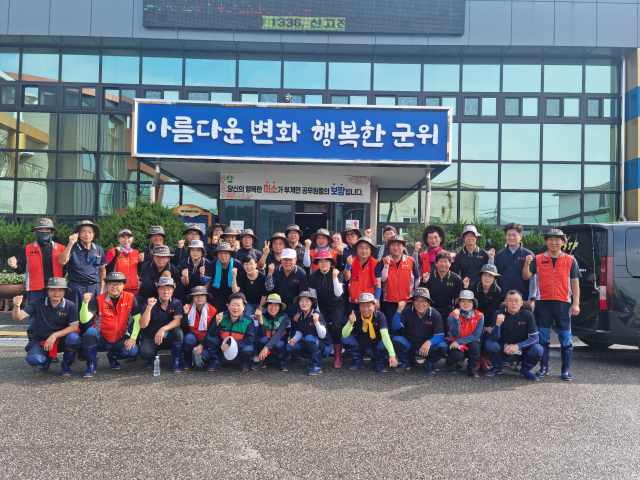 경북안전기동대원들이 태풍 피해를 입은 대구시 군위군 부계면에서 수해복구 작업을 지원하고, 기념 사진을 촬영하고 있다. 군위군 제공