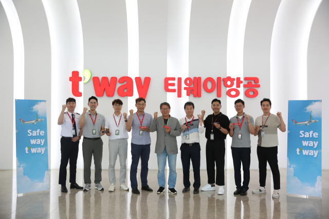 지난 21일 서울 강서구 티웨이항공 훈련센터에서 정홍근 티웨이항공 대표를 비롯한 운항본부 임직원들이 안전 운항 결의를 다지며 기념촬영을 하고 있다. 티웨이항공 제공