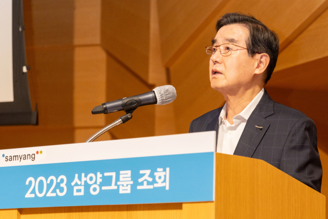 김윤 회장이 23일 판교 삼양디스커버리센터에서 조회를 개최해 상반기 경영 성과와 하반기 방향에 대해 직원들에게 설명하고 있다.