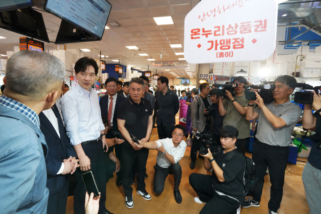 박성훈 해양수산부 차관과 오기웅 중소벤처기업부 차관이 16일 온누리상품권 가맹 사실을 소비자들에게 알리기 위해 서울 동작구 노량진수산시장을 방문, 수산물 판매 점포를 둘러보고 있다. 연합뉴스