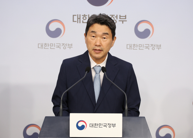 이주호 사회부총리 겸 교육부 장관이 23일 오전 11시 정부서울청사 별관에서 교원회복 및 보호 강화 종합방안을 발표하고 있다. 교육부 제공