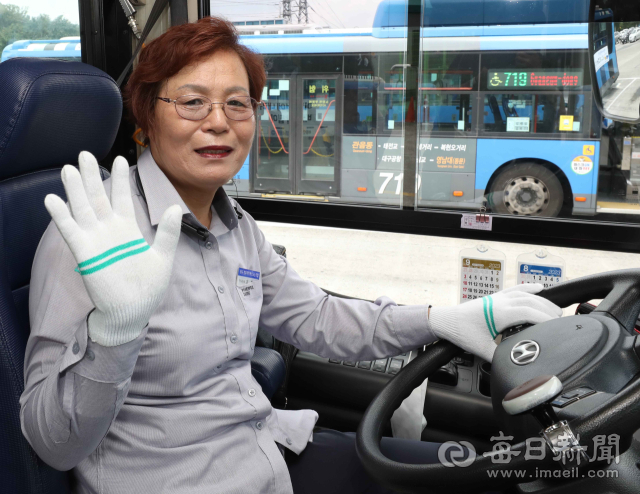 이달 말에 정년퇴직을 앞둔 시내버스 여성 운전기사 김분임(63) 씨가 23일 대구 북구 차고지에서 706번 시내버스 운전석에 앉아 핸들을 잡고 있다. 정운철 기자 woon@imaeil.com
