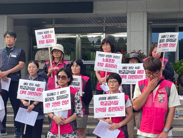 대구학교비정규직연대회의는 지난 22일 오전 10시 반쯤 대구시교육청 앞에서 