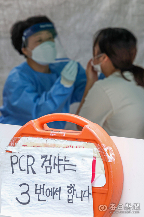 지난 23일 오전 대구 달서구보건소 선별진료소에서 한 시민이 PCR 검사를 받고 있다. 안성완 기자 asw0727@imaeil.com
