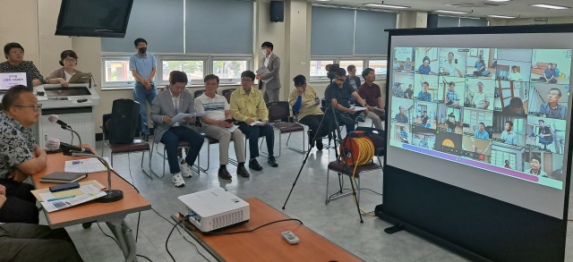 배해석 성주읍장(왼쪽)이 8월 이장회의를 영상으로 진행하고 있다. 성주읍 제공