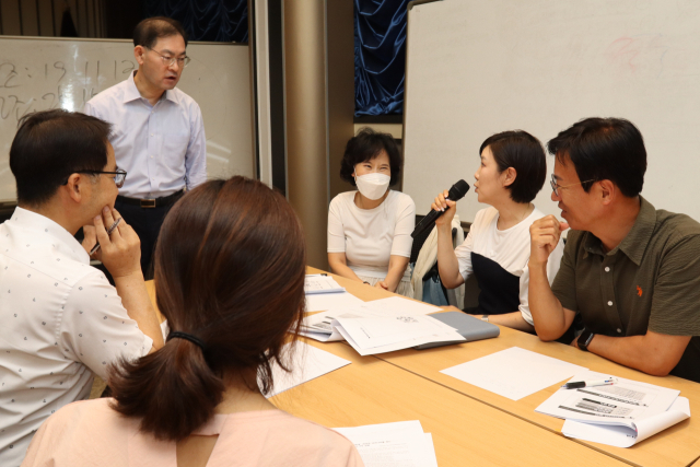 23일 구미대 성실관에서 열린 교수법 특강에서 교수들이 질문을 하고 있다. 구미대 제공