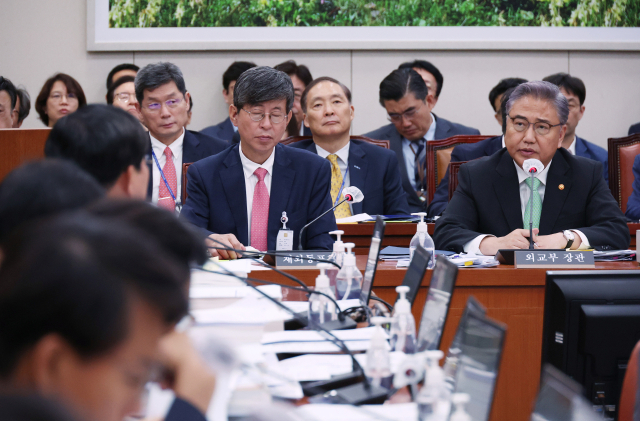 23일 국회에서 열린 외교통일위원회에서 박진 외교장관이 의원 질의에 답하고 있다. 연합뉴스
