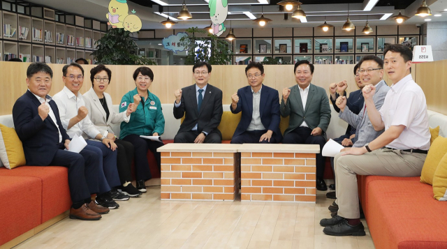 다음달 안동에서 4년만에 국제백신포럼이 개최된다. 사진은 최근 열린 경북도와 안동시, 안동대학간 백신헴프바이오 산업 상호협력 협약서 체결 모습. 안동시 제공