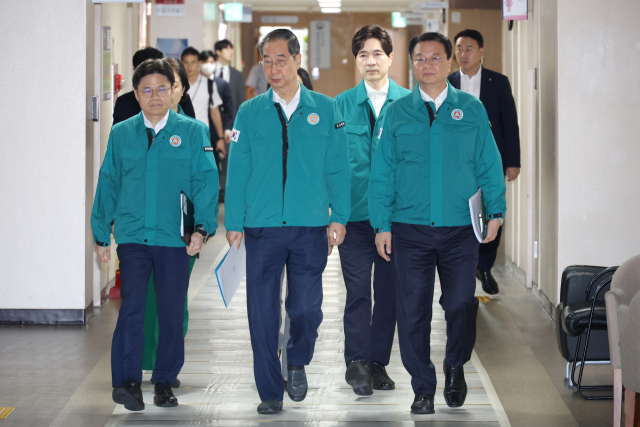 한덕수 국무총리가 24일 오후 서울 종로구 정부서울청사에서 후쿠시마 원전 오염수 방류 관련 대국민 담화를 발표하기 위해 회견장으로 향하고 있다. 일본 정부와 도쿄전력은 이날 후쿠시마 제1원자력발전소 오염수의 해양 방류를 시작했다. 연합뉴스