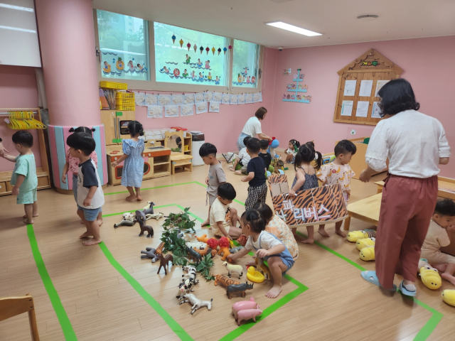 경북 구미시는 영유아 부모의 양육 부담을 덜기 위해 어린이집 부모 부담 필요경비(원아 입학금, 현장학습비 등)를 8월부터 지원하고 있다. 구미시 제공