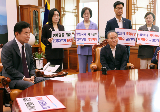 국민의힘 윤재옥 원내대표와 의원들이 24일 국회의장실을 찾아 민주당의 