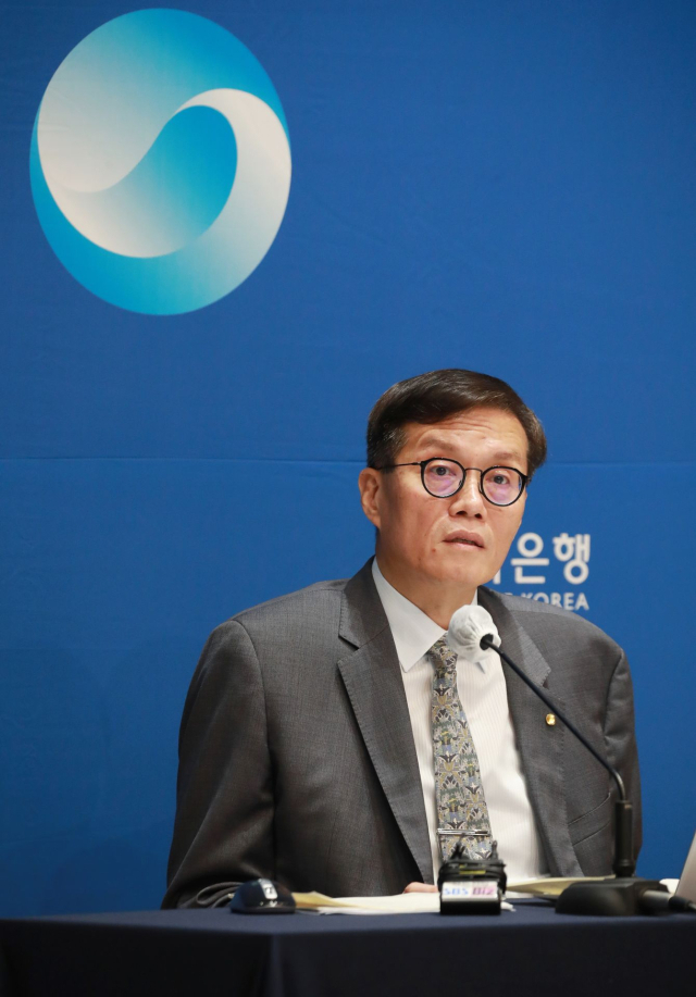 이창용 한국은행 총재가 24일 서울 중구 한국은행에서 열린 통화정책방향 기자간담회에서 발언하고 있다. 연합뉴스