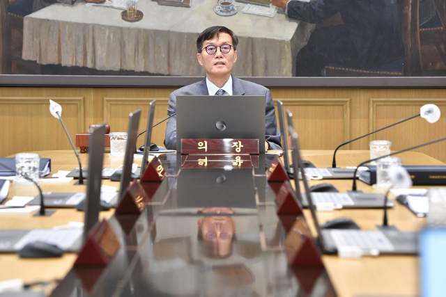 이창용 한국은행 총재가 24일 서울 중구 한국은행에서 열린 금융통화위원회를 주재하고 있다. 연합뉴스