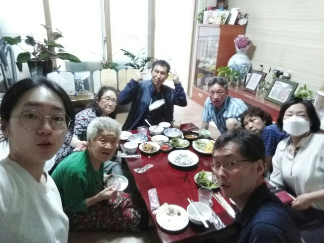 2020년 가족들이 한 자리에 모였을 때 촬영한 사진. 왼쪽 두 번째가 어머니 고 변금진 씨. 세 번째가 이재화 대구시의원, 오른쪽 마스크 쓴 여성이 이재숙 대구시의원. 이재화 시의원 제공.