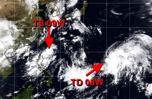 왼쪽(TS 09W)이 9호 태풍 사올라, 오른쪽이 10호 태풍 담레이로 발달할 것으로 예상되는 17호 열대저압부. 미국 합동태풍경보센터(JTWC, Joint Typhoon Warning Center) 홈페이지