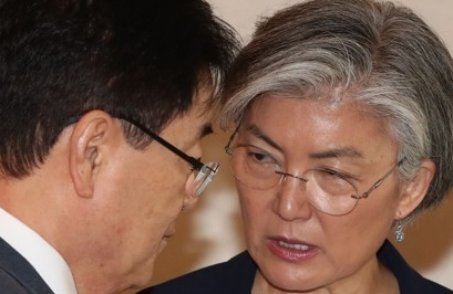 문재인 정부 시기 잇따라 외교부 장관을 지낸 정의용(왼쪽)·강경화 전 장관. 연합뉴스