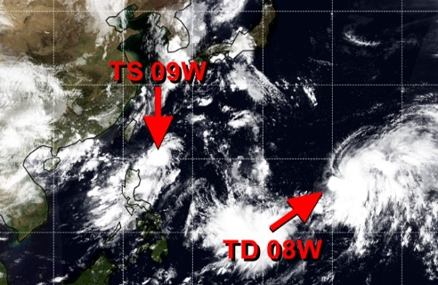 왼쪽(TS 09W)이 9호 태풍 사올라, 오른쪽이 10호 태풍 담레이로 발달할 것으로 예상되는 17호 열대저압부. 미국 합동태풍경보센터(JTWC, Joint Typhoon Warning Center) 홈페이지