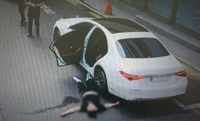 서울 강남에서 차량 옆에 누워있던 남성이 마약 투약 및 음주 상태로 운전을 한 혐의로 경찰에 붙잡혔다. 서울경찰청 유튜브