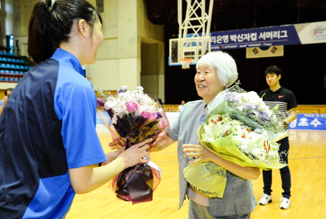 2015년 초대 대회를 찾은 박신자 여사. 한국여자농구연맹 제공