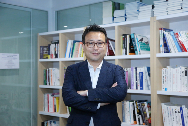 비즈데이터는 직원들을 위해 AI 관련 전문서적을 대량 비치해두고 있다. 안태욱 대표가 AI 강국인 미국과 이스라엘, 유럽의 동향에 대해 들려주고 있다. 이무성 객원기자