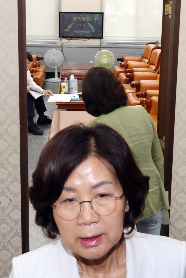 25일 국회 여성가족위원회 권인숙 위원장과 야당 의원들이 김현숙 여성가족부 장관을 찾아 국회를 돌아다니고 있다. 대기실에 여가위 개의예정 화면이 나오고 있다. 권 위원장은 김 장관이 국회에 있으면서 출석하지 않고 있다고 했다. 연합뉴스