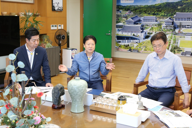 이병환(가운데) 성주군수와 김성우(왼쪽) 성주군의회 의장이 이철우 경북도지사에게 성주군 현안 해결을 위한 지원을 요청하고 있다. 성주군 제공