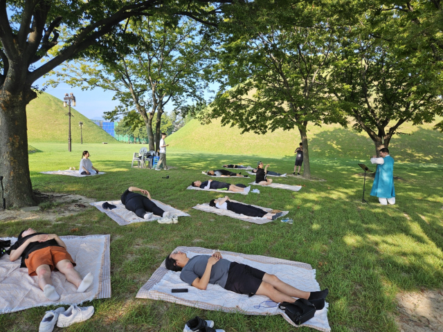 23일 경주두가 마을여행사 협동조합이 봉황대 일원에서 