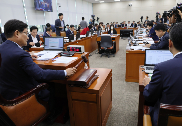 18일 국회에서 열린 보건복지위원회 전체회의에서 신동근 위원장이 의사봉을 두드리고 있다. 연합뉴스