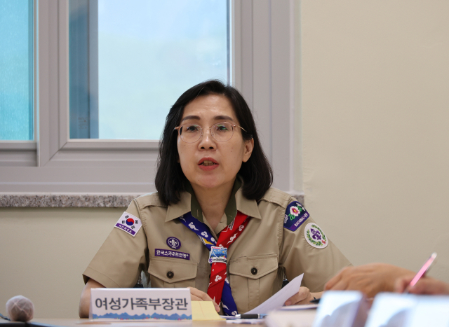 지난 8월 3일 오후 2023 새만금 세계 스카우트 잼버리 야영지 내 글로벌 청소년 리더센터에서 열린 긴급 현장 대책회의에서 잼버리 공동 조직위원장인 김현숙 여성가족부 장관이 모두 발언을 하고 있다. 연합뉴스