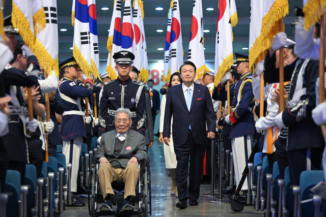 윤석열 대통령과 김건희 여사가 15일 서울 서대문구 이화여대 대강당에서 열린 제78주년 광복절 경축식에 오성규, 김영관 애국지사와 함께 입장하고 있다. 연합뉴스
