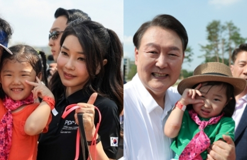 [화보] 尹·김건희 '천안함 커플룩' 입고 마치 '8월의 어린이날'처럼…