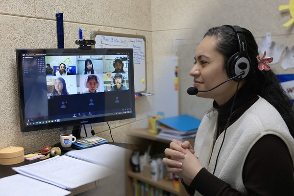 경북도교육청은 지역교육격차해소와 교육균형발전에 기여하고자 원어민 보조 교사가 화상으로 경북의 여러 학교 학생들과 만나 공동 교육과정 프로그램을 운영하고 있다. 사진은 원어민 보조교사가 학생들과 수업하는 모습. 경북교육청 제공
