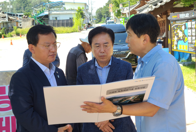 권기창 안동시장과 김형동 국회의원, 박일준 K-water안동권지사장 등이 안동호 녹조의 심각성에 대해 현장을 찾아 대책마련에 나서고 있다. 안동시 제공