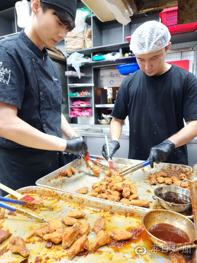 치킨과 맥주를 좋아하는 사람들의 축제인 '2023 대구 치맥페스티벌'이 개막을 사흘 앞두고 벌써부터 후끈 달아오르고 있다. 27일 오후 치맥킹 황금점에서 직원들이 이번 축제에 내놓을 다양한 메뉴의 치킨을 연구하고 있다. 윤민환 치맥킹 대표는 