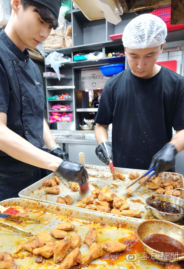 치맥킹 치킨은 하루가 지난 뒤에도 바삭한 맛의 퀄리티가 그대로 유지된다. 정운철 기자 woon@imaeil.com