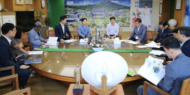 성주군 관계자들이 이철우 경북도지사를 방문해 주한미군 공여구역 발전종합계획 국비 지원율 80% 이상 확대를 요청하고 있다.