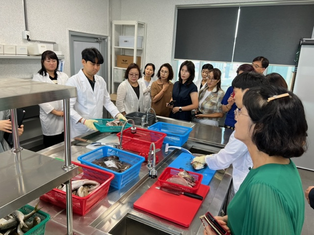 경상북도 어업기술원은 지난 25일 관내 소비자단체 및 수산물 생산자단체의 여성 30명으로 구성된 